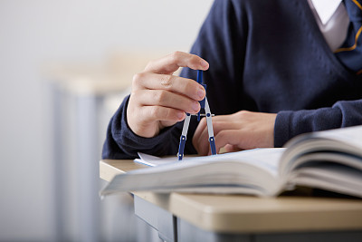 中学英语类教材的副主编费用是多少